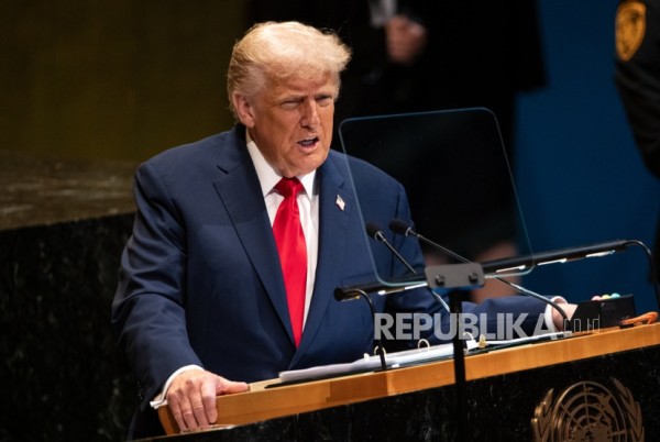 Hadiah Emas Swiss untuk Trump Tuai Kritik Tajam di Eropa