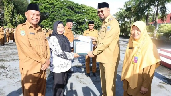 Mengabdi Puluhan Tahun, 3 Guru di Halmahera Selatan Diberi Hadiah Umrah Gratis