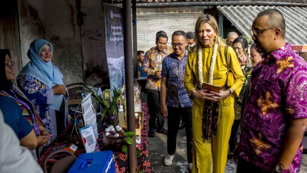 Setelan Kuning Ratu Maxima di Solo Raya, Selendang Batik Jadi Pelengkap Istimewa