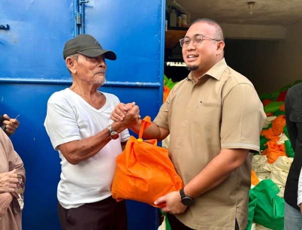 Tinjau Kampung Halaman, Andre Rosiade Beri Ribuan Sembako ke Warga Siteba