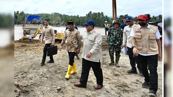 Mualem Dampingi Presiden Prabowo Tinjau Jembatan Bailey Teupin Mane dan Pos Pengungsian di Bireuen 