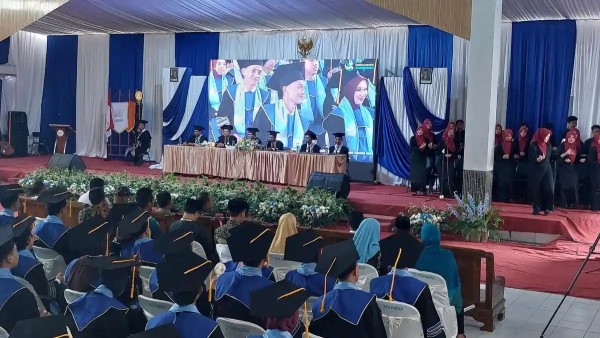 Wisuda Angkatan ke-IV UNIKMA 2025, Peraih Beasiswa KTP Ikut Pakai Toga
