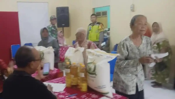 Momen Ratusan Keluarga di Klaten Terima Bantuan Pangan Beras dan Minyak Goreng