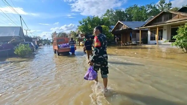 Pemdes Bangkal Balangan Salurkan Bantuan di Tengah Banjir, Berikan Sembako untuk Warga Terdampak