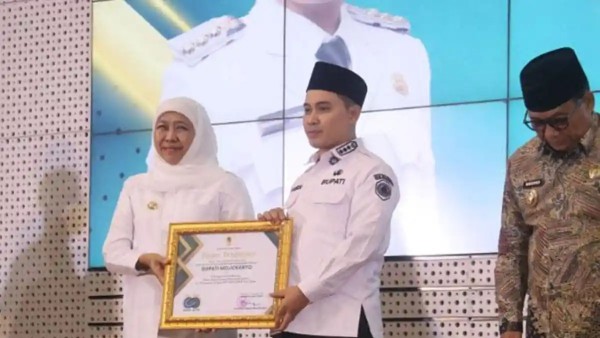 Kembangkan Ekonomi Pesantren Lewat OPOP, Bupati Mojokerto Diganjar Penghargaan Dari Gubernur Jatim