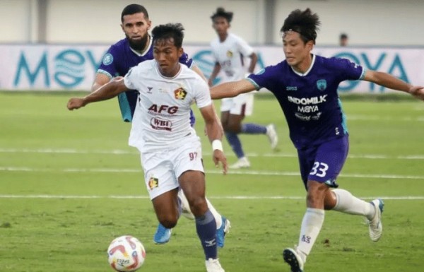 Kemenangan 3-0 Persita Diwarnai Gol Salto Hokky ke Gawang Persik