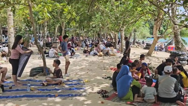 Pantai Karanggongso Trenggalek Banjir Pengunjung di Libur Nataru, Parkir Harus Dibuat Buka Tutup