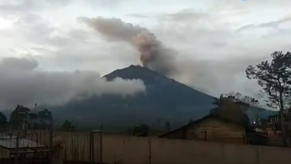 Aktivitas Vulkanik Gunung Kerinci Meningkat Malam Ini, Wisata Pendakian Ditutup Sementara