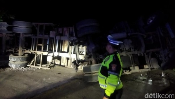 Truk Angkut Kayu di Pandeglang Terguling saat Nanjak, Diduga Overload
