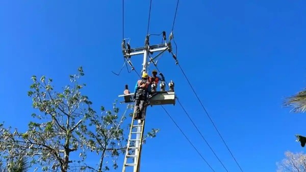 Menembus Hujan dan Badai, Petugas PLN Lembata Berjuang Pulihkan Listrik demi Kenyamanan Warga