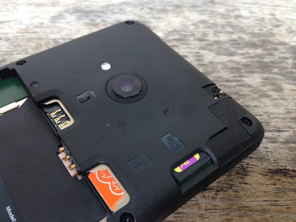 Lumia 535 SIM and MicroSD slots