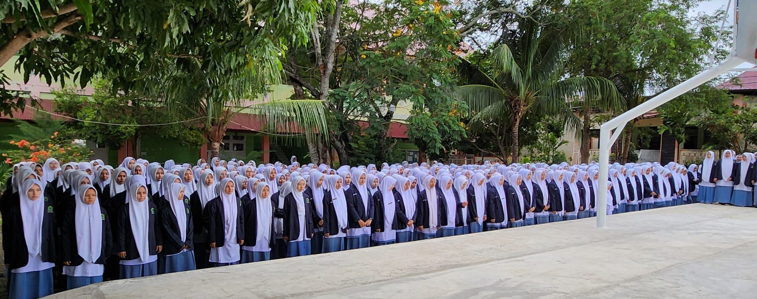 Kepala Tata Usaha MA Dayah Ruhul Islam Anak Bangsa Pimpin Upacara Hari Senin