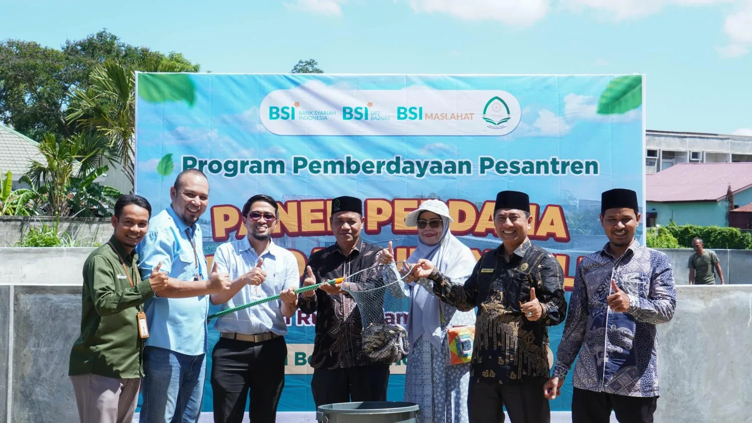 BSI Maslahat Dukung Kemandirian Ekonomi Pesantren di Aceh, RIAB Sukses Lakukan Panen Perdana Ikan Lele
