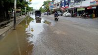 Genangan air setelah hujan di Jalan Jendral Sudirman Muara Enim menganggu pengguna jalan