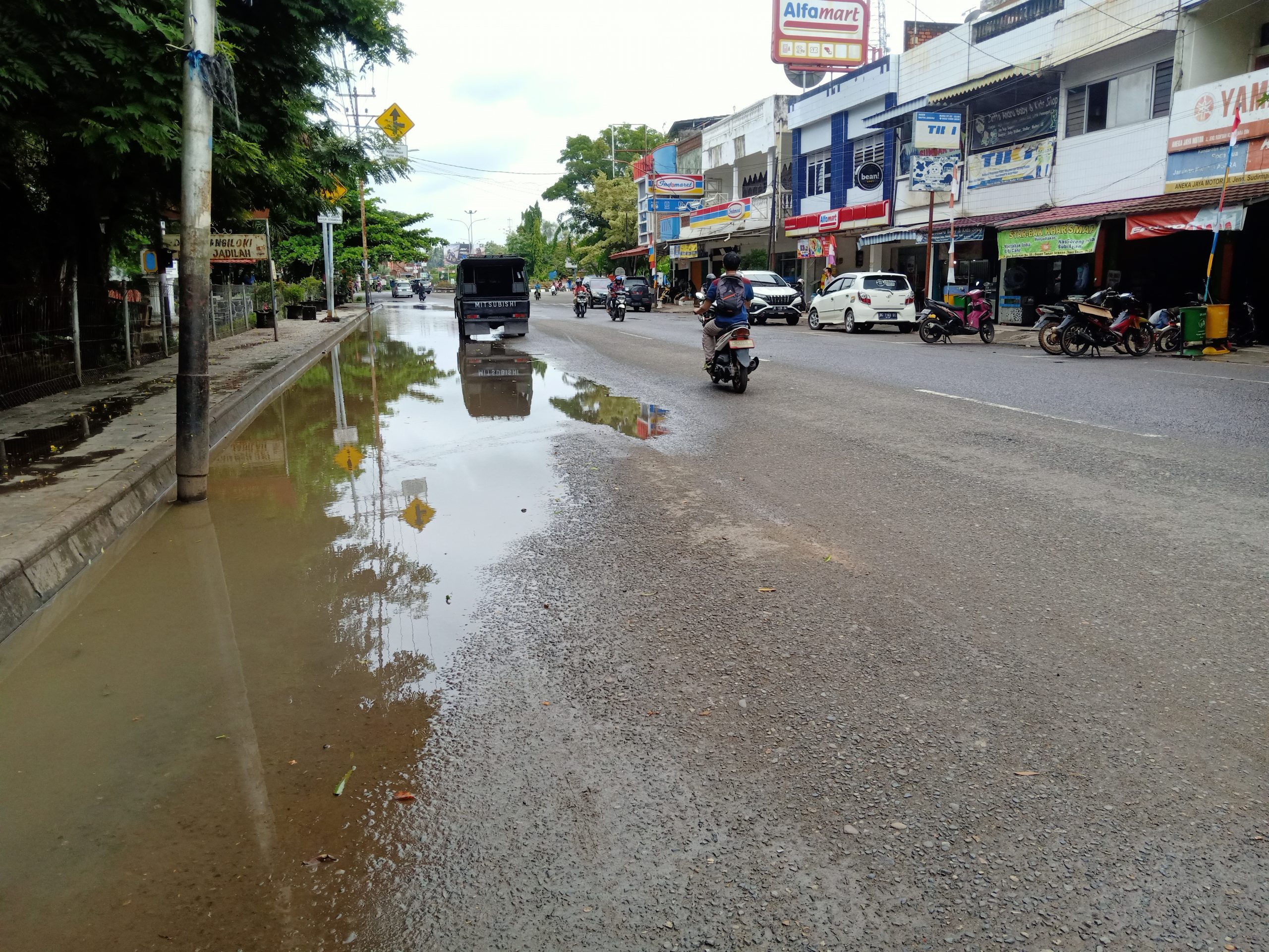 Genangan air setelah hujan di Jalan Jendral Sudirman Muara Enim menganggu pengguna jalan