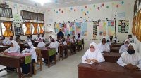 pakai-masker-saat-belajar-di-sekolah-di-abdya