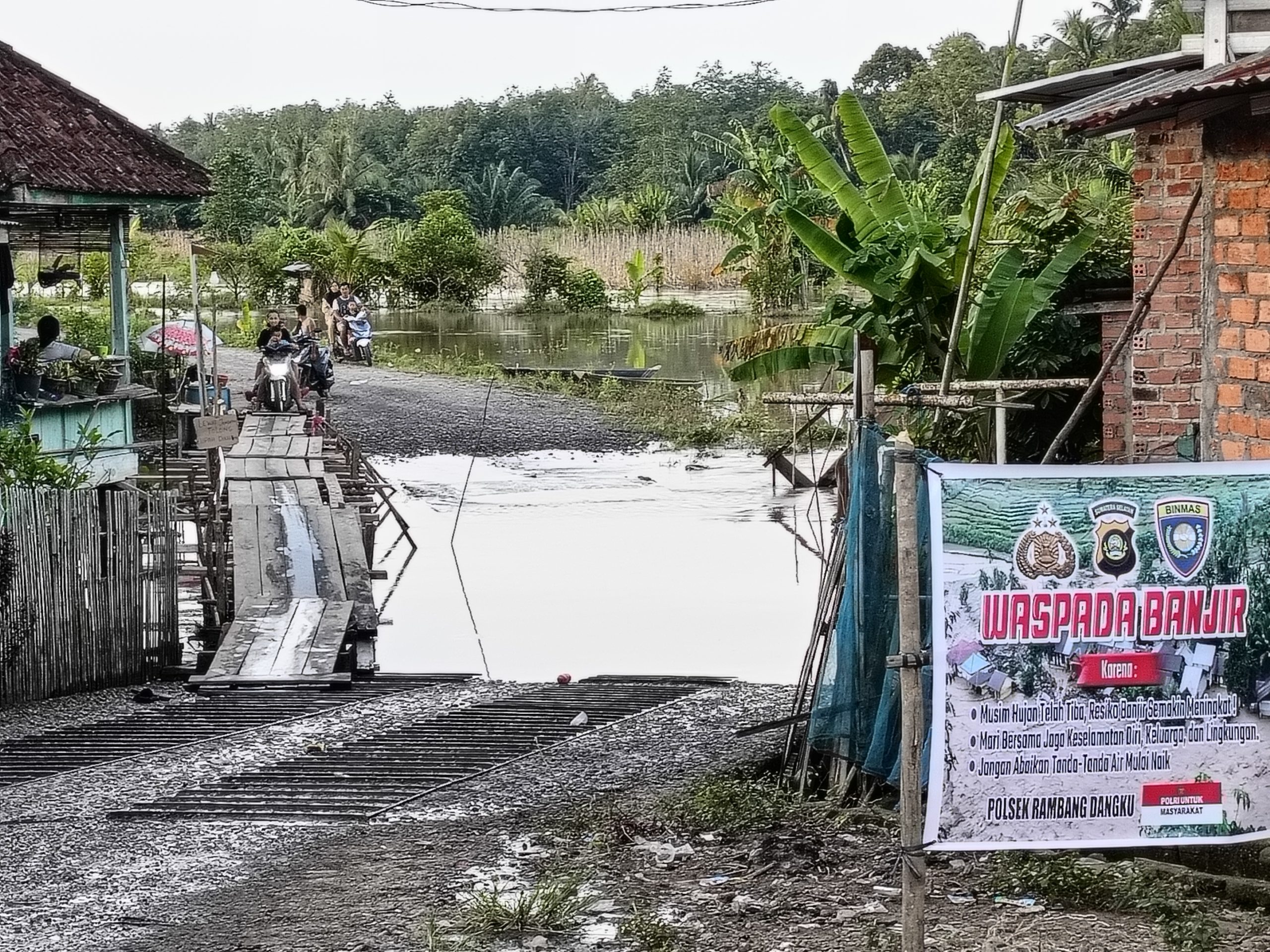 Akses Jalan Jembatan Desa Pangkalan Babat Menuju Desa Baturaja Empat Petulai Dangku Tergenang Banjir