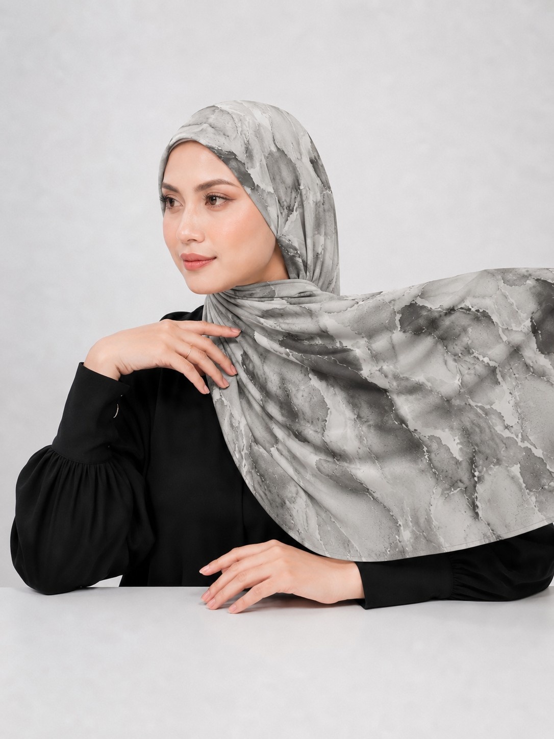 VISCOSE PRINT PETALS GREY