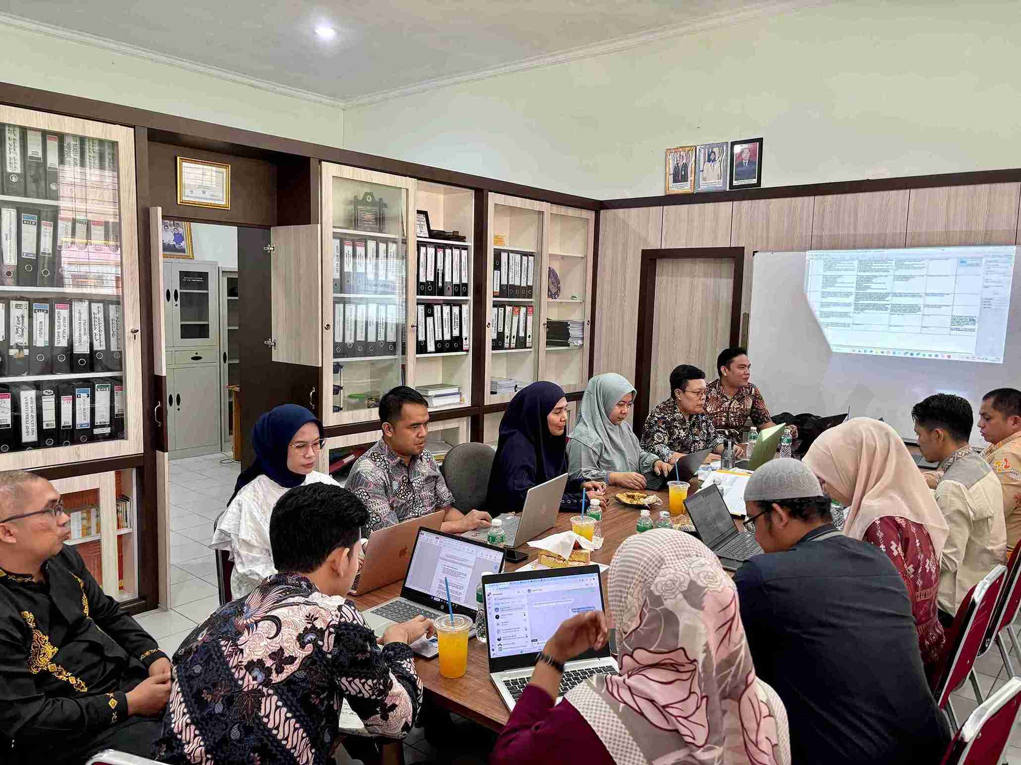 Program Studi Administrasi Publik UNRI Gelar Rapat Penyusunan Borang Akreditasi LAMSPAK