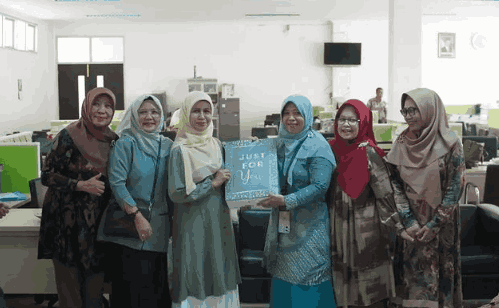 I'm sorry for any confusion earlier. Here's a translation of "Perpisahan Dosen Fakultas Ekonomi dan Bisnis" into English:  "Farewell Event for Faculty of Economics and Business Lecturers"