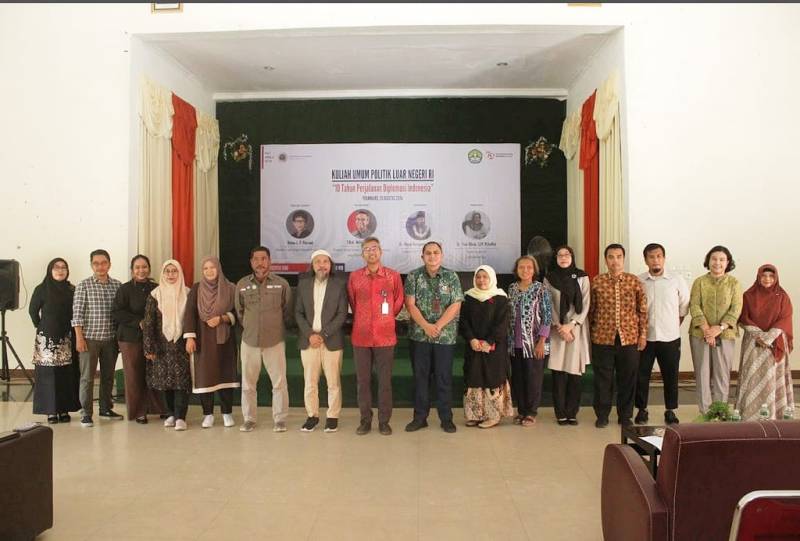 10 Tahun Perjalanan Diplomasi Indonesia: Kuliah Umum Politik Luar Negeri Republik Indonesia