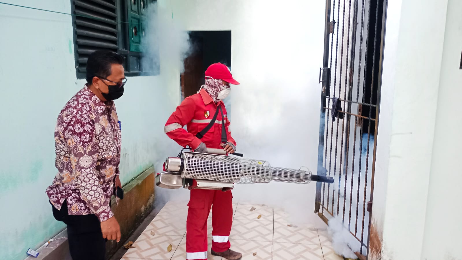 Fogging untuk Antisipasi Perkembangbiakan Nyamuk Penyebab Demam Berdarah Dengue (DBD) di FISIP Universitas Riau