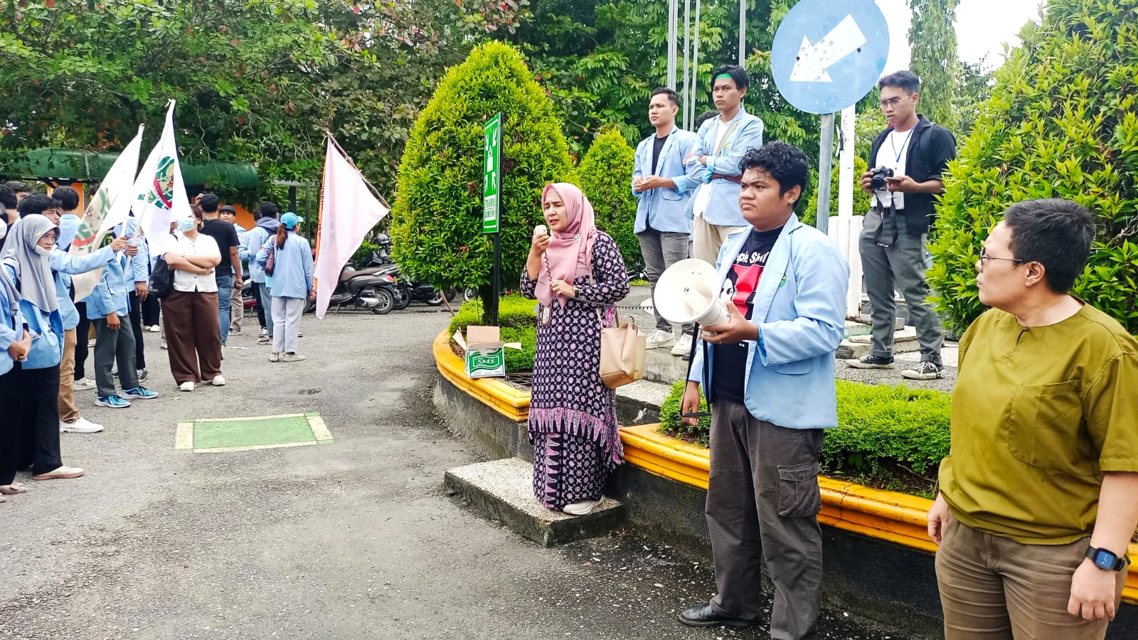 1000 Mahasiswa FISIP Universitas Riau Gelar Aksi Damai di Gedung DPRD Provinsi Riau