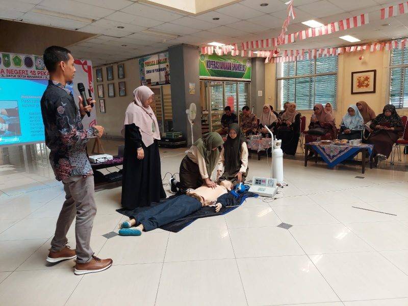 FKp UNRI Edukasi dan Praktik Bantuan Hidup Dasar pada Gagal Jantung di SMAN 8 Pekanbaru