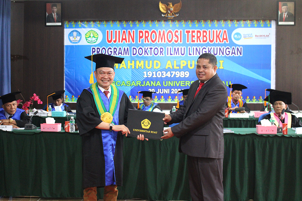 SIDANG TERBUKA PROGRAM DOKTOR PASCASARJANA UNIVERSITAS RIAU KE- 141 MAHMUD ALPUSARI