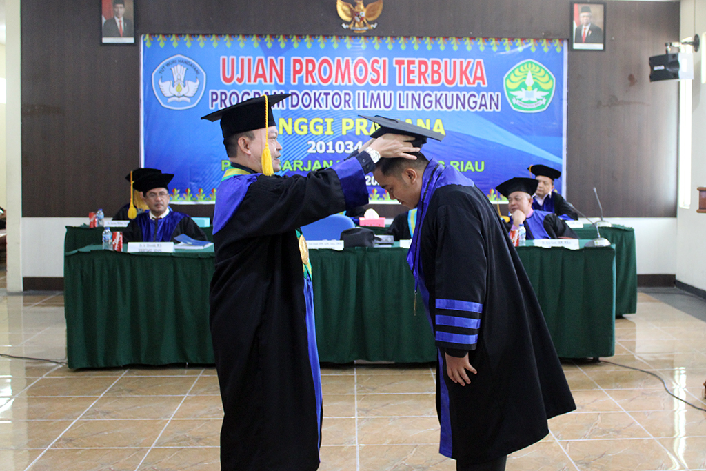 SIDANG TERBUKA PROGRAM DOKTOR ILMU LINGKUNGAN PASCASARJANA UNIVERSITAS RIAU KE-125 ANGGI PRAMANA