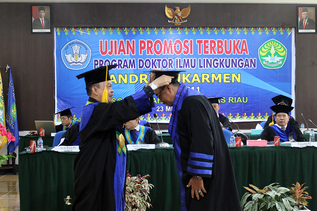 SIDANG TERBUKA PROGRAM DOKTOR ILMU LINGKUNGAN PASCASARJANA UNIVERSITAS RIAU KE-124 ANDRY SUKARMEN