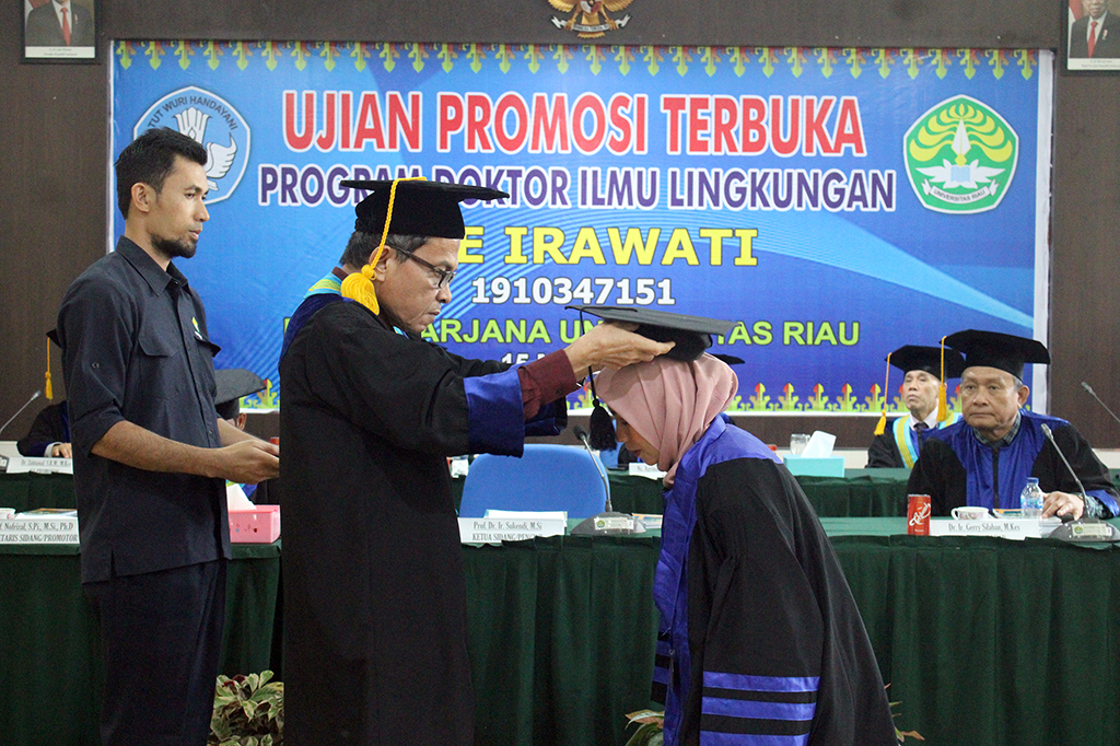 SIDANG TERBUKA PROGRAM DOKTOR ILMU LINGKUNGAN PASCASARJANA UNIVERSITAS RIAU KE-121 ICE IRAWATI