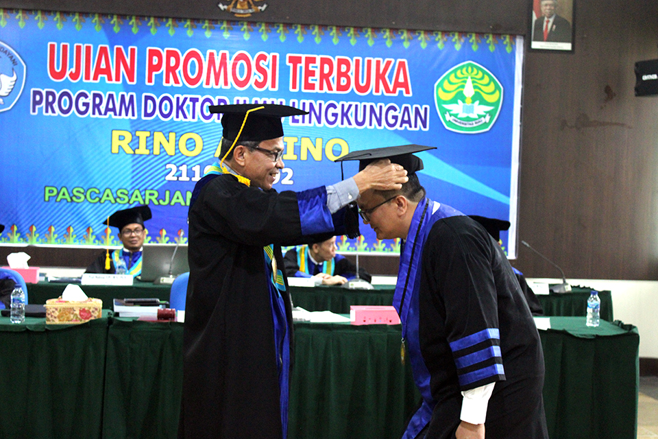 SIDANG TERBUKA PROGRAM DOKTOR ILMU LINGKUNGAN PASCASARJANA UNIVERSITAS RIAU KE-120 RINO AFRINO
