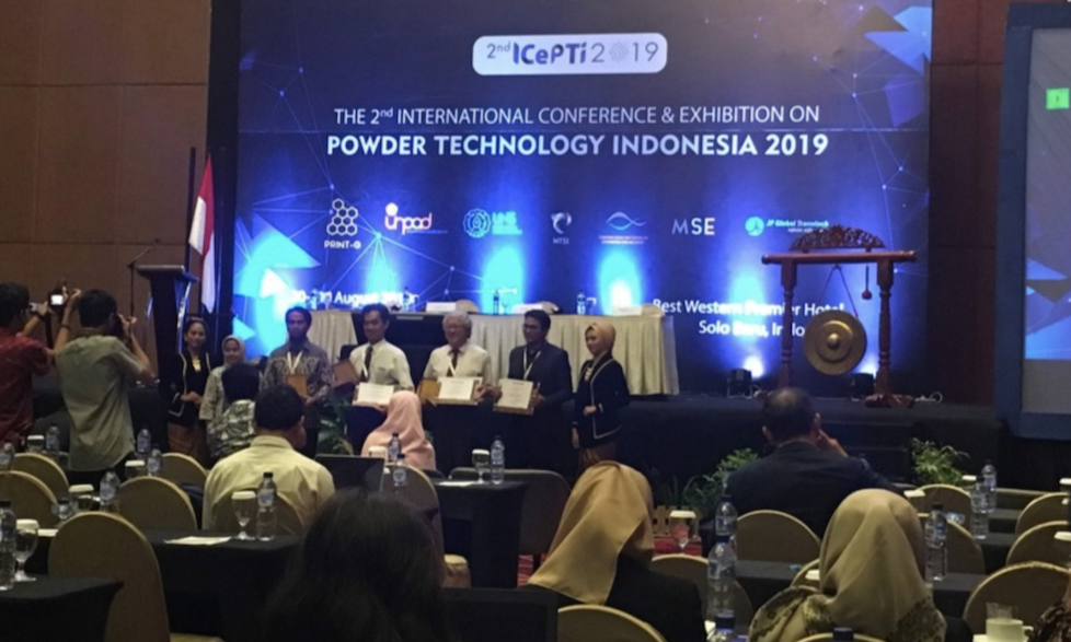 Prof. Dr. Erman Taer, M.Si menjadi keynote speaker di International Conference and Exhibition on Powder Technology Indonesia 2019 di Solo