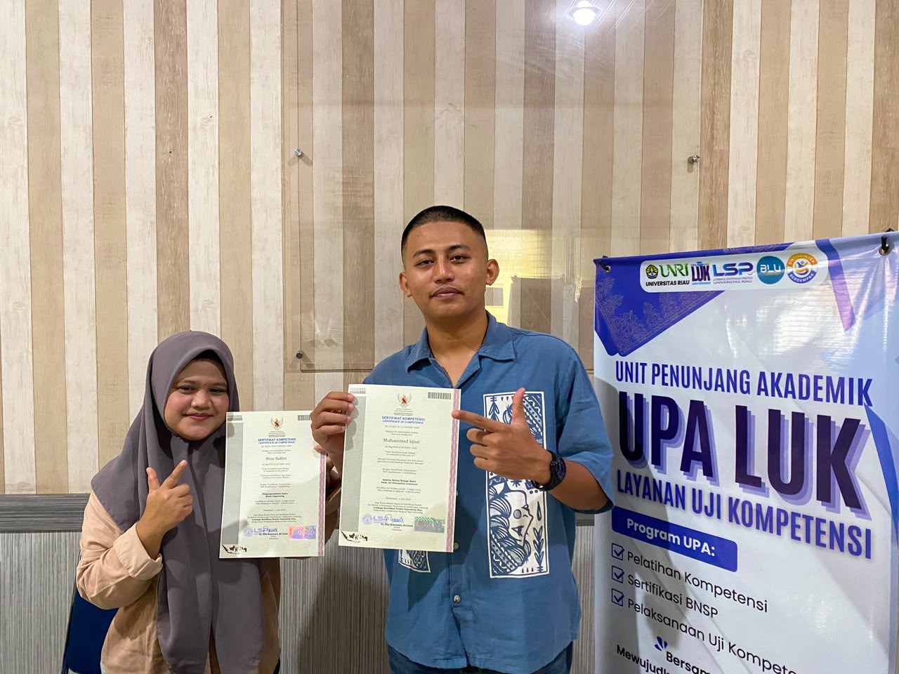 Momen Penyerahan Sertifikat Kompetensi & Wawancara Peserta