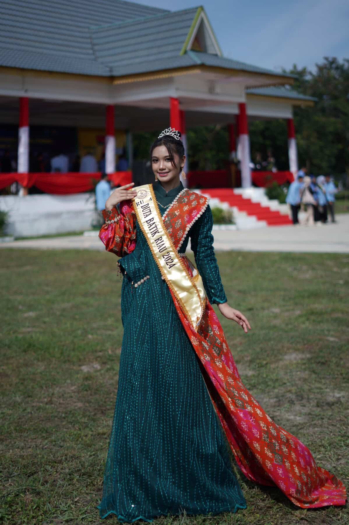 Mahasiswa Pendidikan Masyarakat UNRI Tunjukkan Prestasi: Salsabila, Duta Batik Riau 2024, Bersinar di Parade Mahasiswa Berprestasi PKKMB UNRI 2025