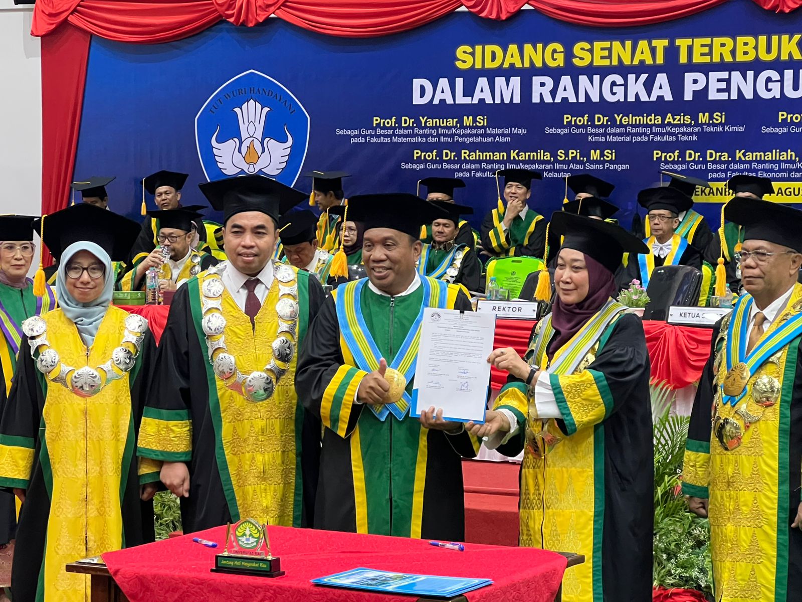 Prof. Dr. Rahman Karnila Dikukuhkan sebagai Guru Besar Bidang Sains Pangan di Universitas Riau