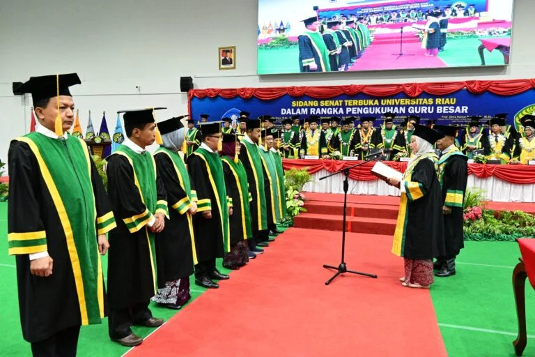 Unri Kukuhkan Delapan Guru Besar, Dua Profesor Perikanan dan Kelautan Perkuat Inovasi Pesisir dan Budidaya Ikan