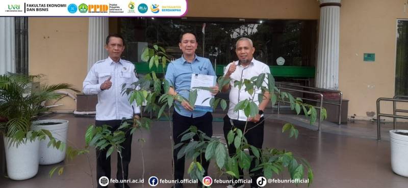 Dari Kampus ke Destinasi Wisata Program Bank Pohon FEB UNRI Dukung Rohul Lebih Asri
