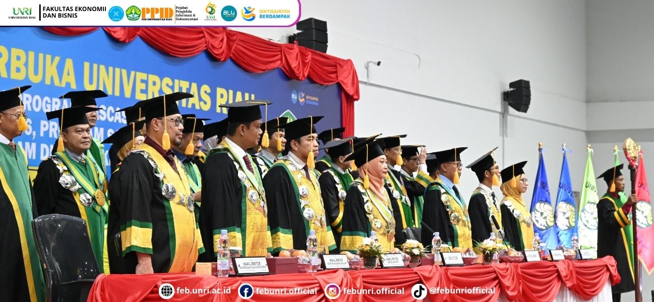 FEB UNRI Confers Degrees on 308 Graduates, Dean: Time to Prove Integrity and Competitiveness