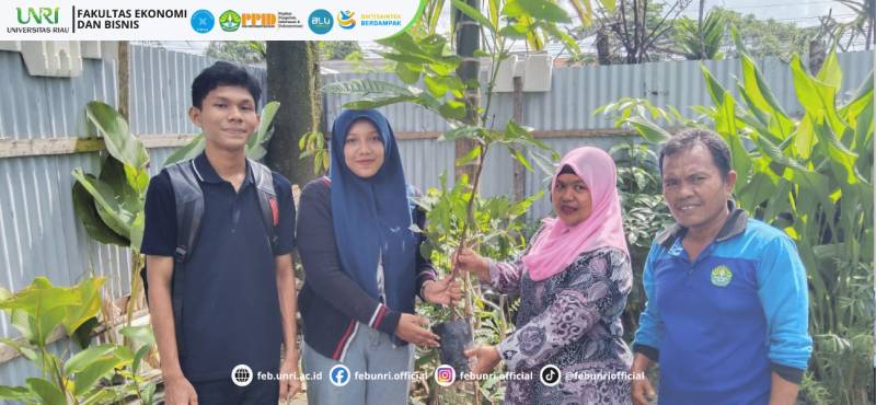 EFEC Taja Environmental Socialization: Bank Pohon FEB UNRI Berikan Bibit Pohon untuk Perkuat Komitmen Green Campus