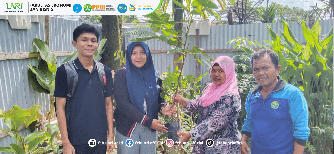 EFEC Taja Environmental Socialization: Bank Pohon FEB UNRI Berikan Bibit Pohon untuk Perkuat Komitmen Green Campus