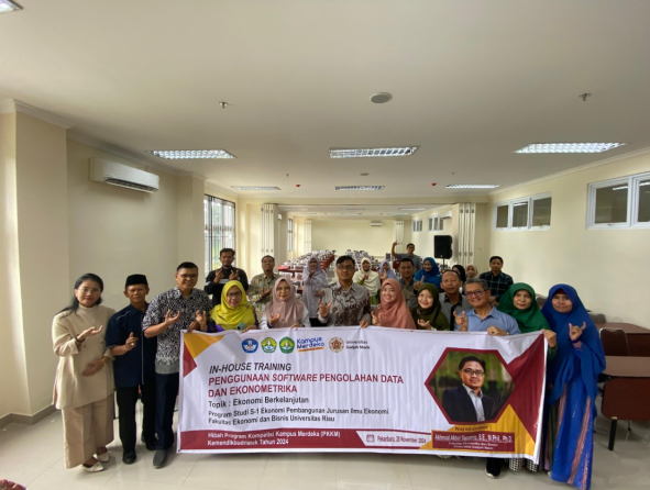 In-House Training Penggunaan Software Pengolahan Data dan Ekonometrika Topik Ekonomi Berkelanjutan: Fakultas Ekonomi dan Bisnis UNRI Resmikan Laboratorium Komputer Baru