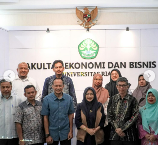 Monitoring and Evaluation of the PPID at Riau University in the Faculty of Economics and Business (FEB).