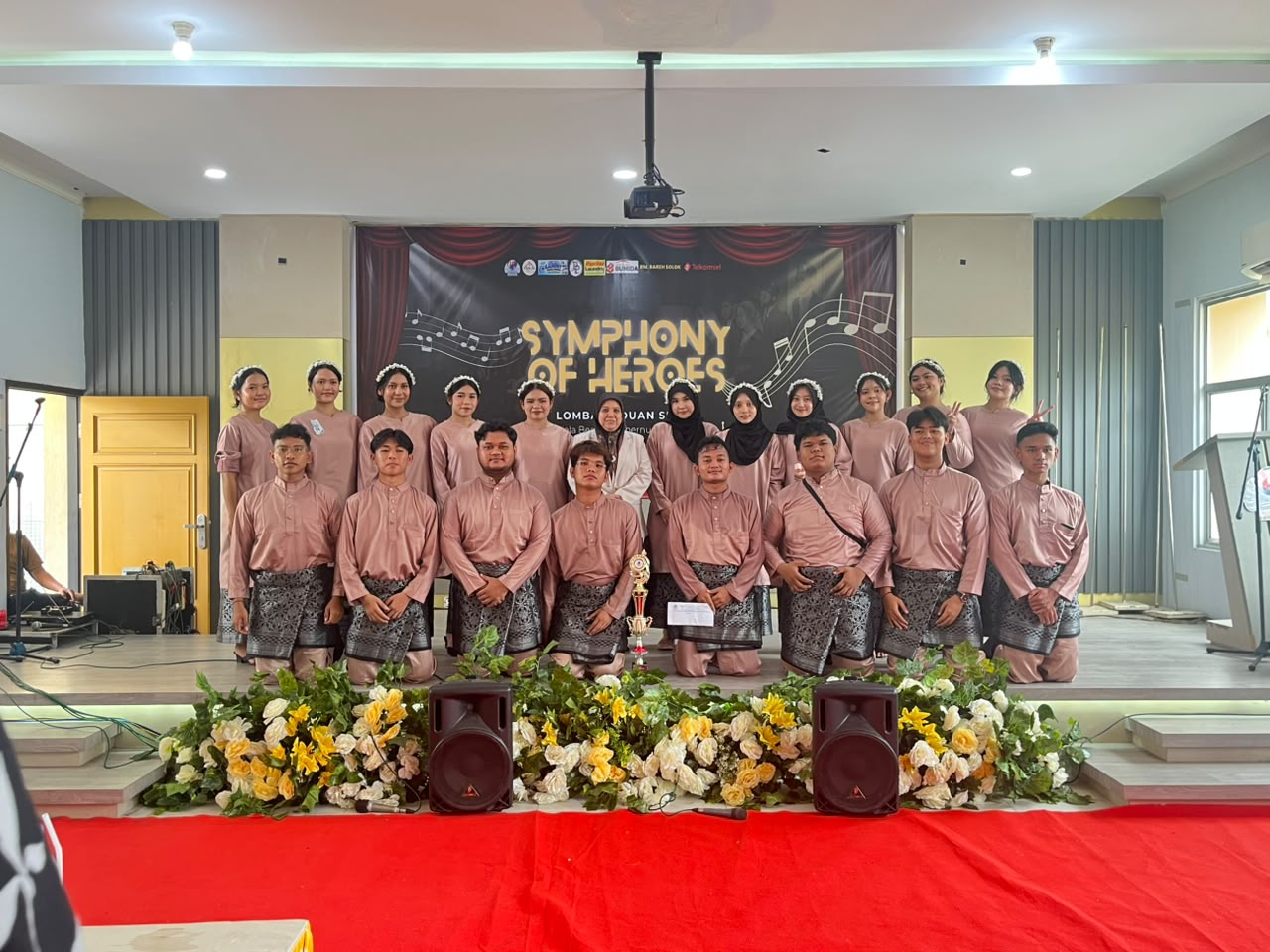 Suara Emas Dlawfa FH UNRI Guncang Panggung "Symponi of Heroes"