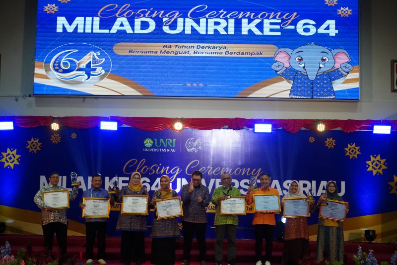 FH UNRI BORONG 5 PENGHARGAAN DI PENUTUPAN MILAD UNRI KE-64