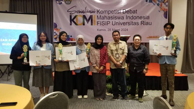 FISIP Universitas Riau Taja “ Penganugrahan Mahasiswa Pemenang National Univesity Debating Championship Dan Mahasiwa Berprestasi FISIP Universitas Riau 2024”