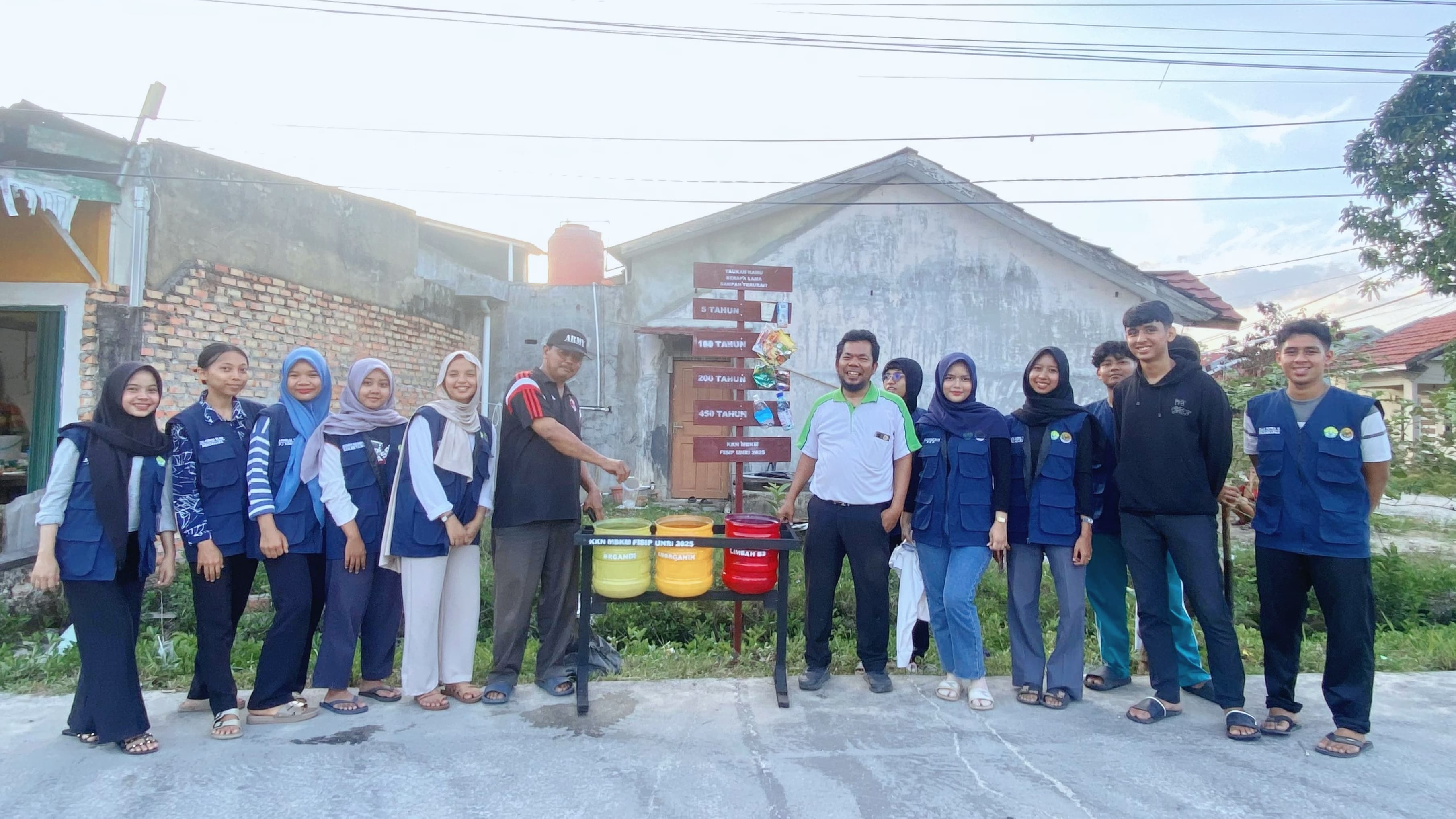 KKN Students from FISIP UNRI Launch Educational Signs and Waste Sorting Bins to Raise Awareness on Waste Management in Sialang Rampai