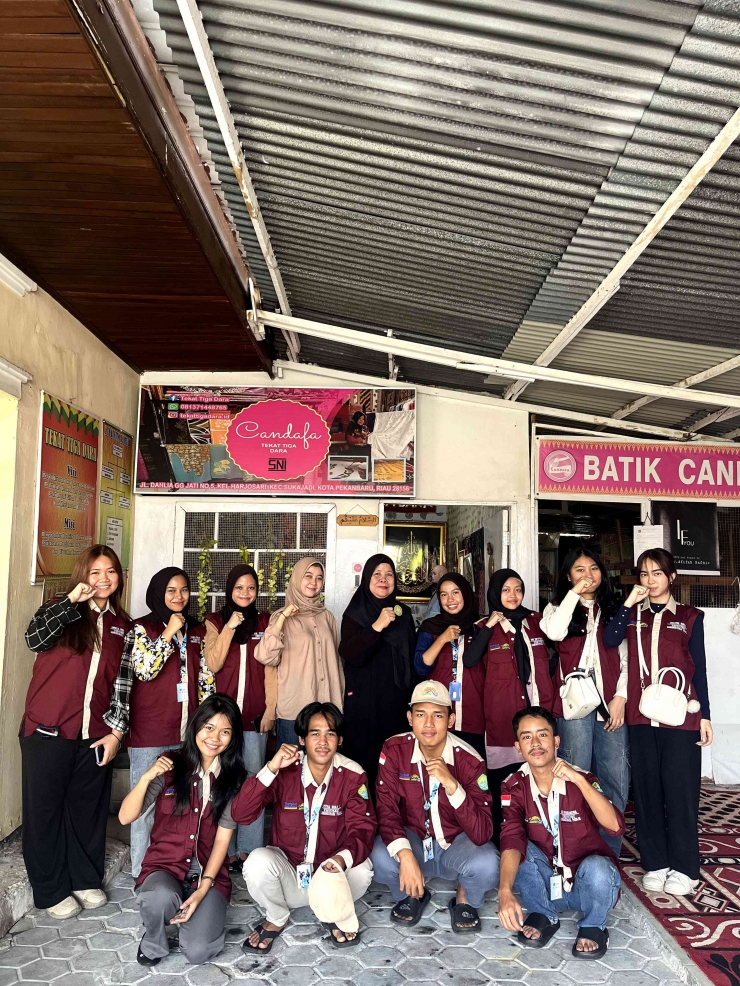 Batik Candafa Tekat Tiga Dara Harjosari: Dari Lokal Menuju Panggung Nasional, Mahasiswa KKN Dukung Promosi Digital