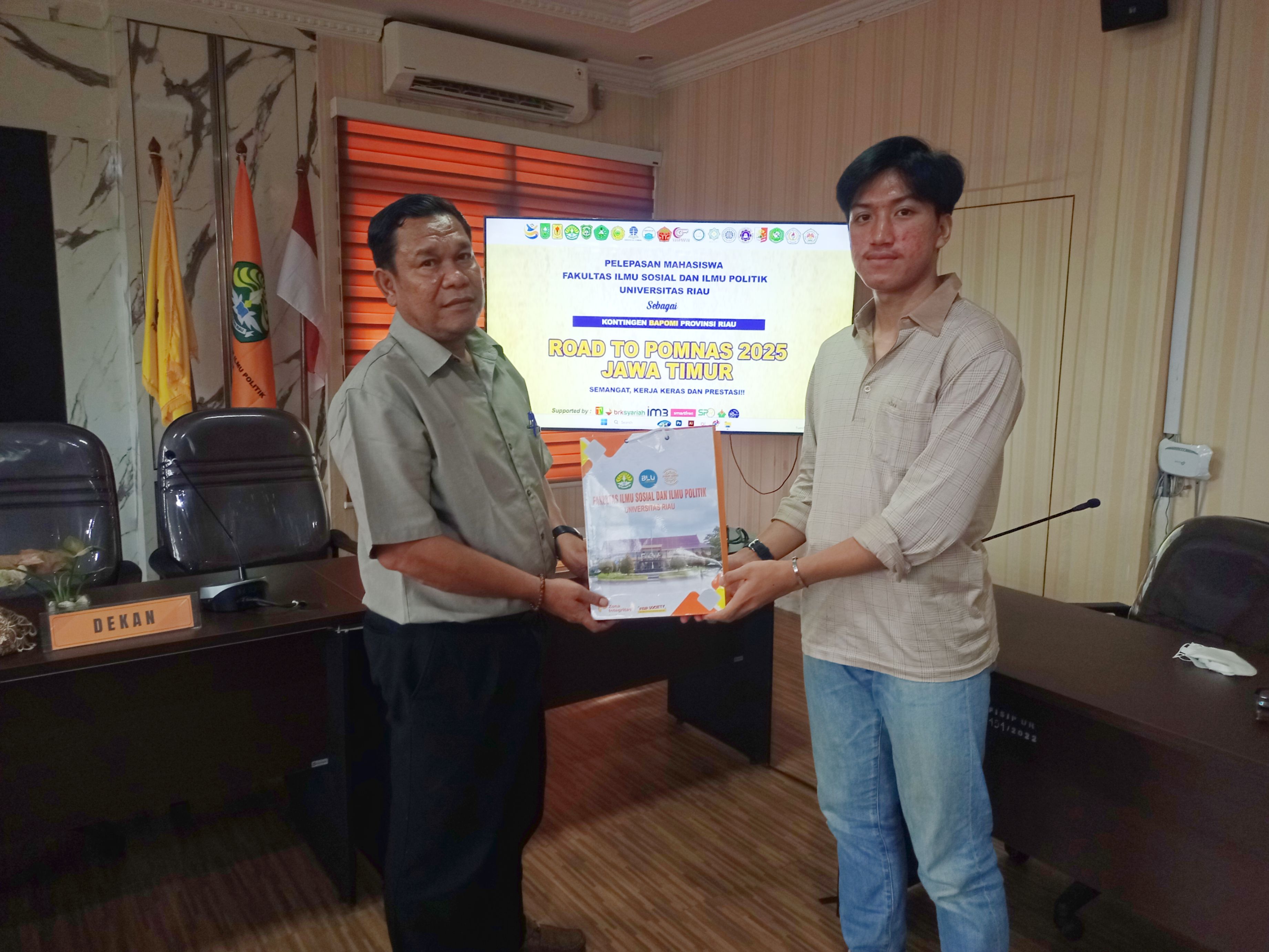 Lepas Atlet ke POMNAS XIX, Mahasiswa FISIP UNRI Perkuat Kontingen Riau